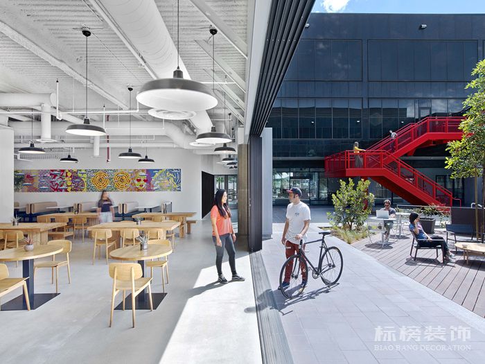 非?？岬霓k公室裝修設(shè)計(jì)欣賞—時尚Vans青春文化